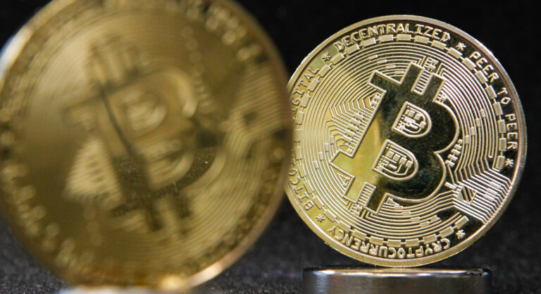 Bitcoin Struggles to Break $96,000 as Upward Momentum Weakens